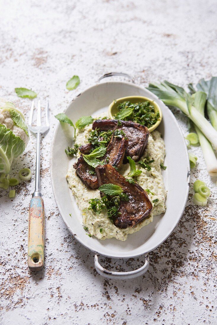 Lammkoteletts mit Brokkoli-Lauch-Püree und Mint-Gremolata