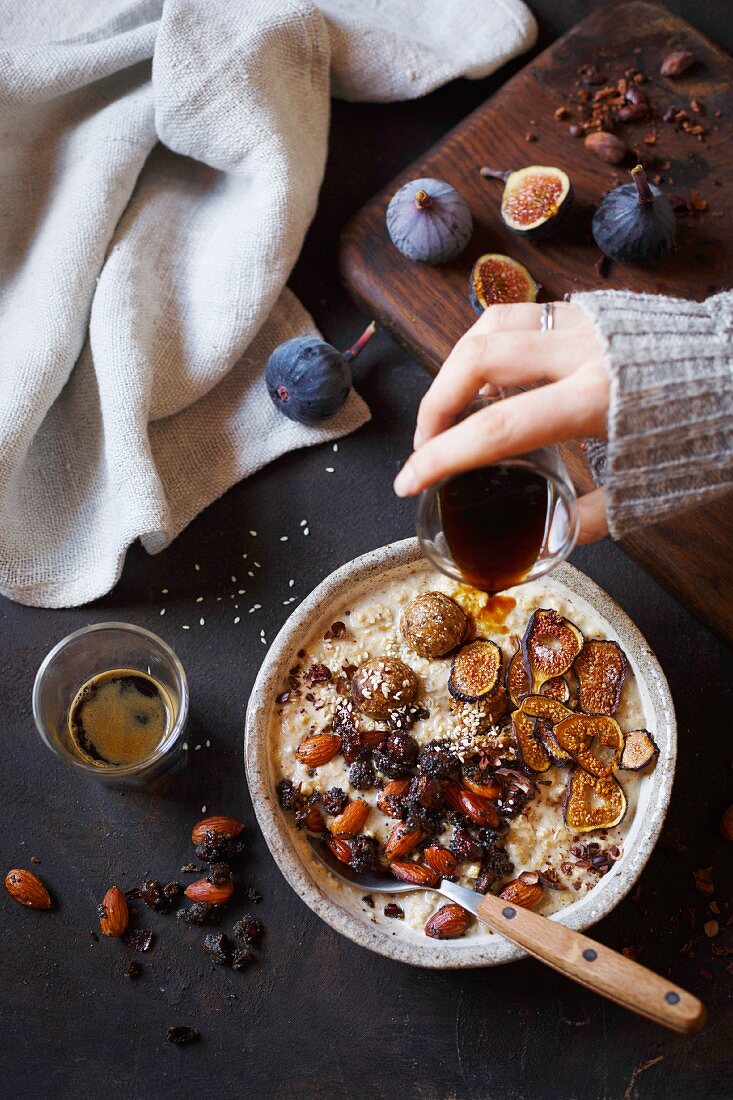 Dattel-Smoothie Bowl mit Haferflocken und Kakao-Chrunch