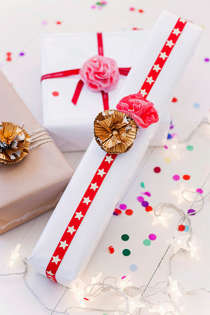 Verpackte Geschenke mit Blumen aus Muffinmanschetten