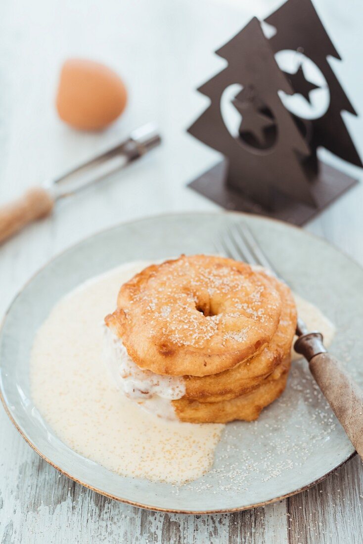 Apfel-Beignets mit Vanillesauce für Weihnachten