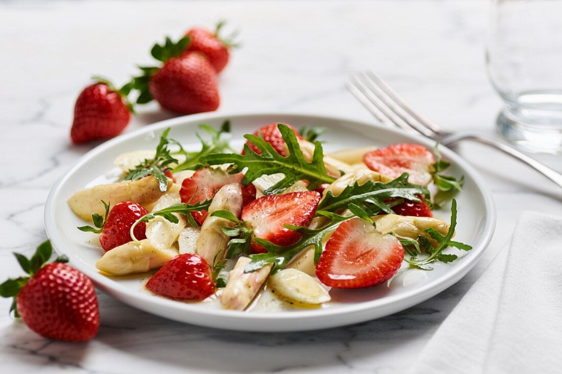 Salat mit weißem Spargel, Erdbeeren und Rucola