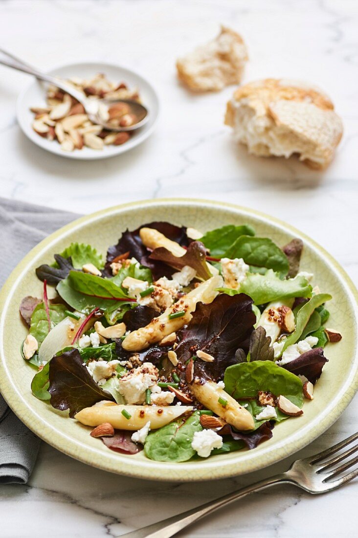 Grüne Blattsalate mit weissen Spargelspitzen und Schafskäse