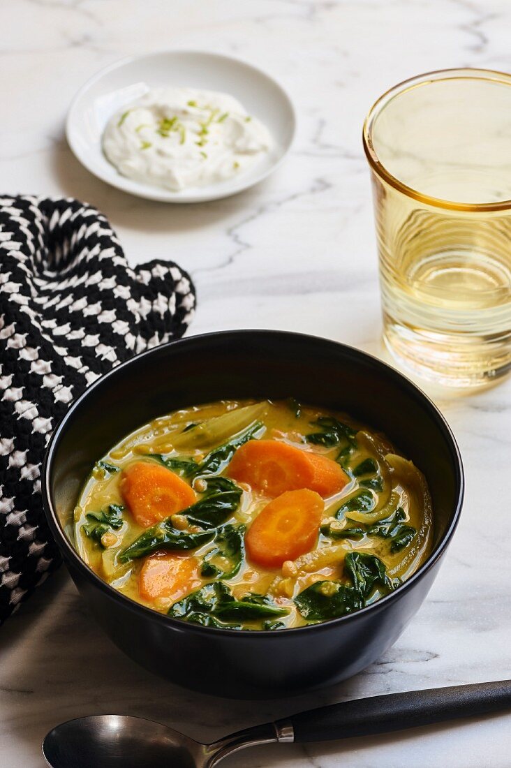 Spinach curry with carrots and red lentils