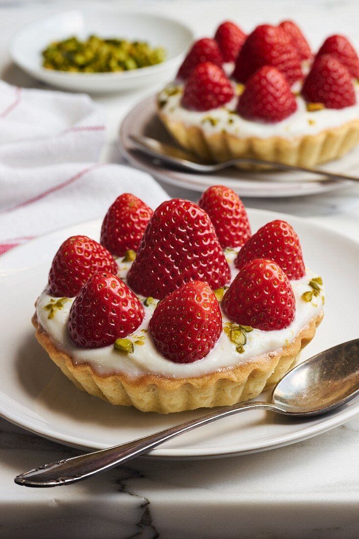 Strawberry tartlets with yogurt cream