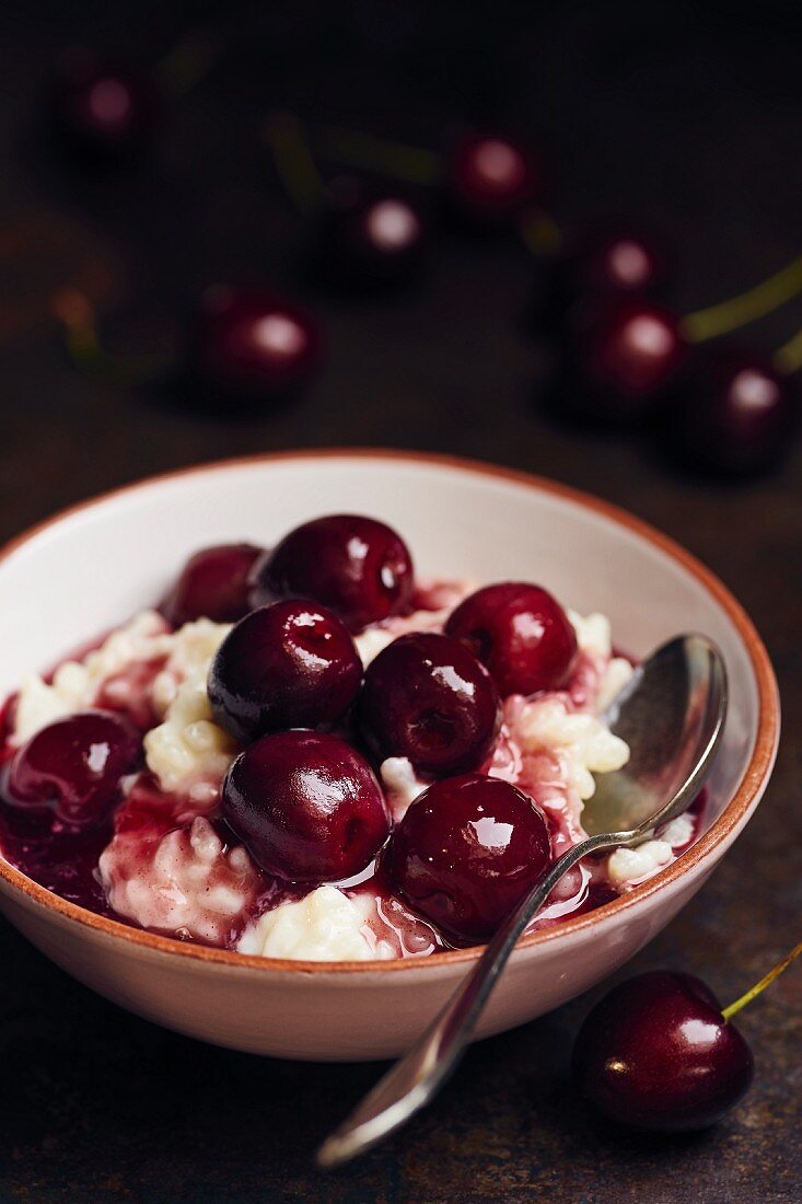 Rice pudding with cherries in port wine sauce