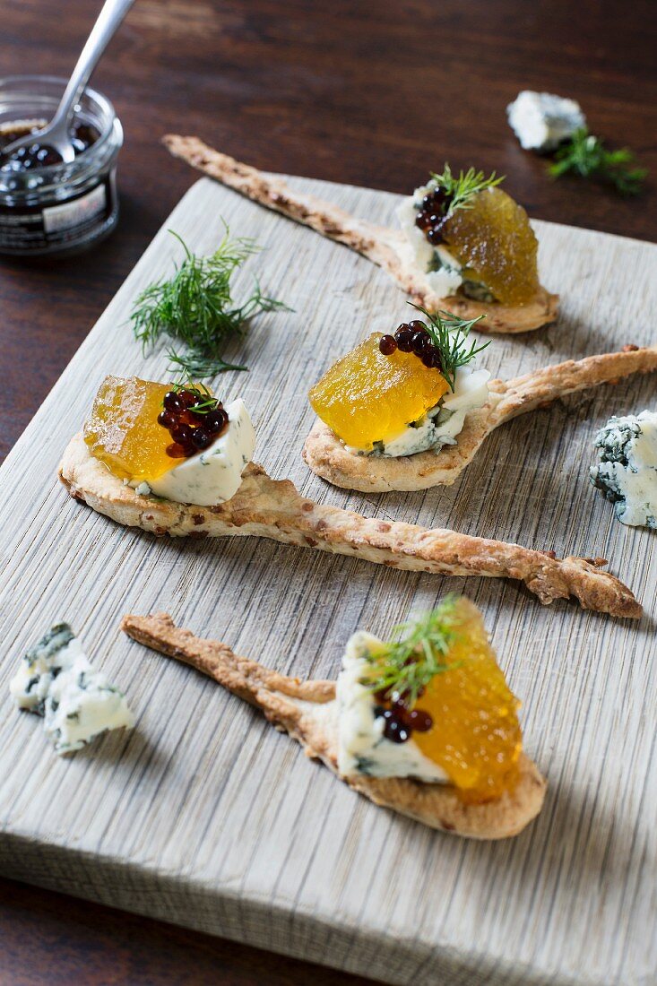 Knäckebrot-Löffel mit Gorgonzola, Wassermelonengelee und Balsamico-Kaviar