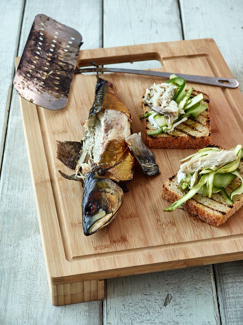 Toastscheiben mit geräucherter gegrillter Makrele, grünem Spargel, Gurke und Dillmayonnaise