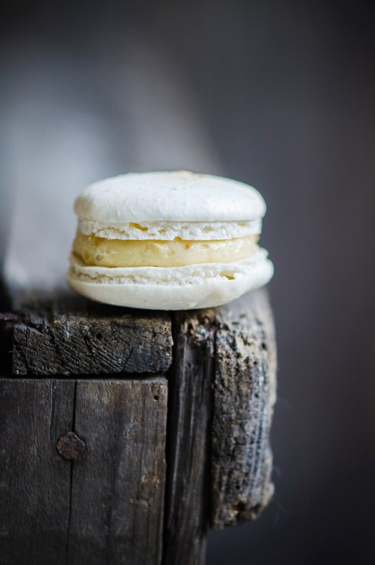 Vanille-Macaron auf Holztisch