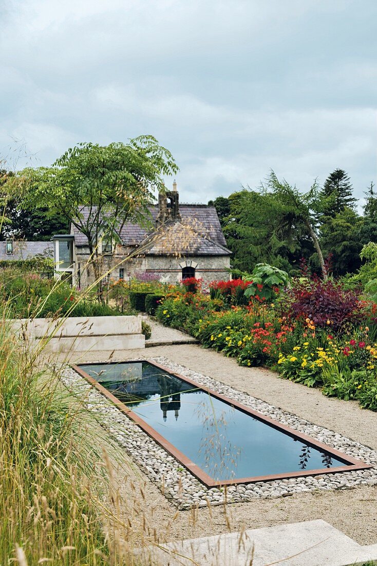 Gartenteich, gerahmtmit altem Kopfsteinpflaster, Blessington, Irland