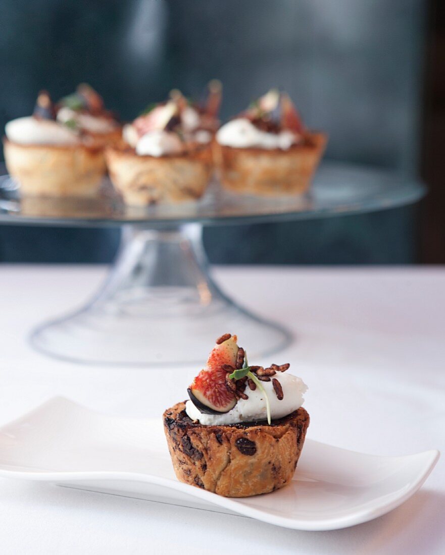 Pastels de Nata with chocolate, whipped cream and figs
