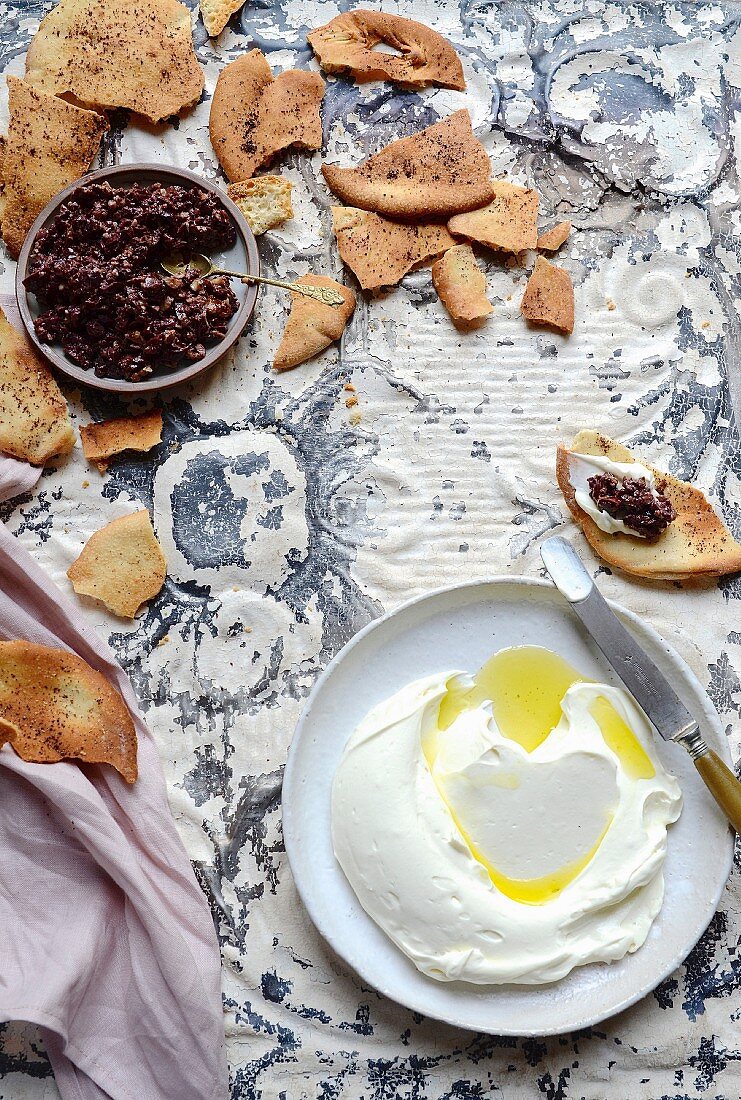 Zitronen-Labneh mit Harissa-Oliven und Sumach-Pitachips