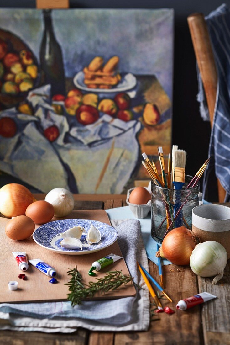 Stillleben mit Zwiebeln, Eiern und Knoblauch im Maleratelier (Frankreich)