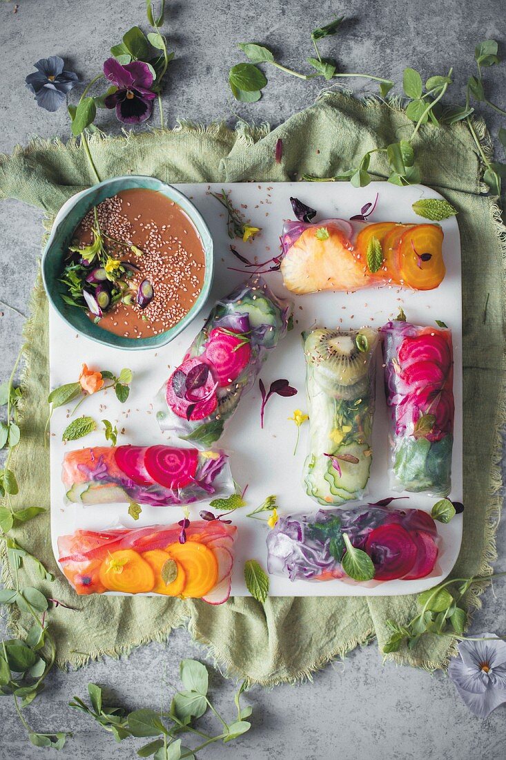 Knusprige Reispapier-Salat-Röllchen mit Erdnussdip (Asien)