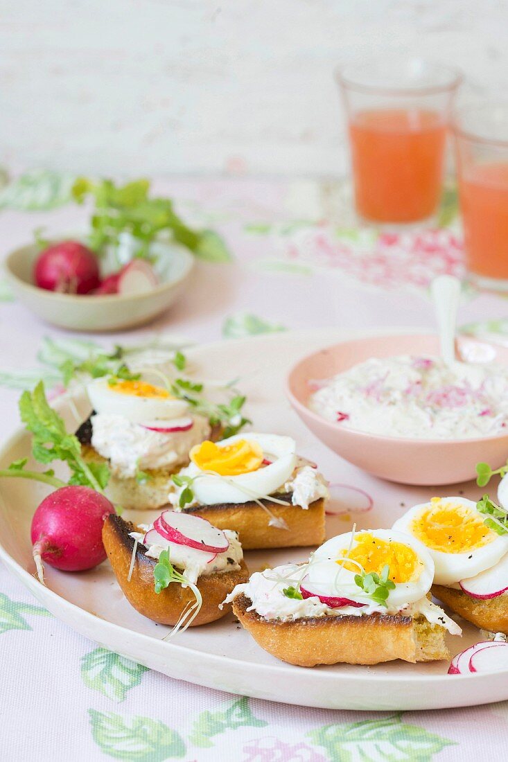 Open sandwiches with radish cream and hard boiled eggs