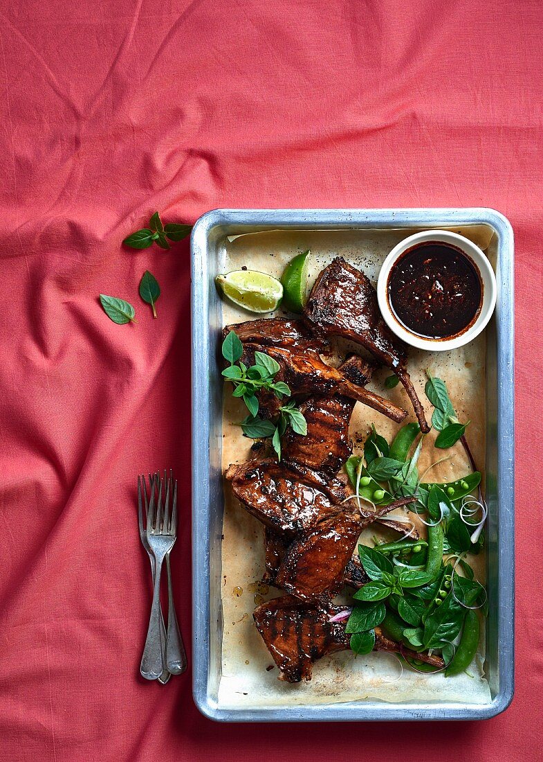 Lammkoteletts mit Ingwer, Chili und schwarzer Bohnensauce