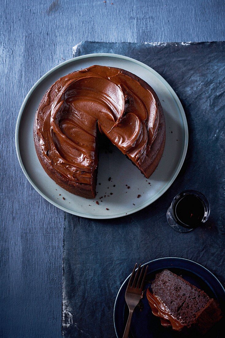 Schokoladenkuchen mit Fudge-Glasur