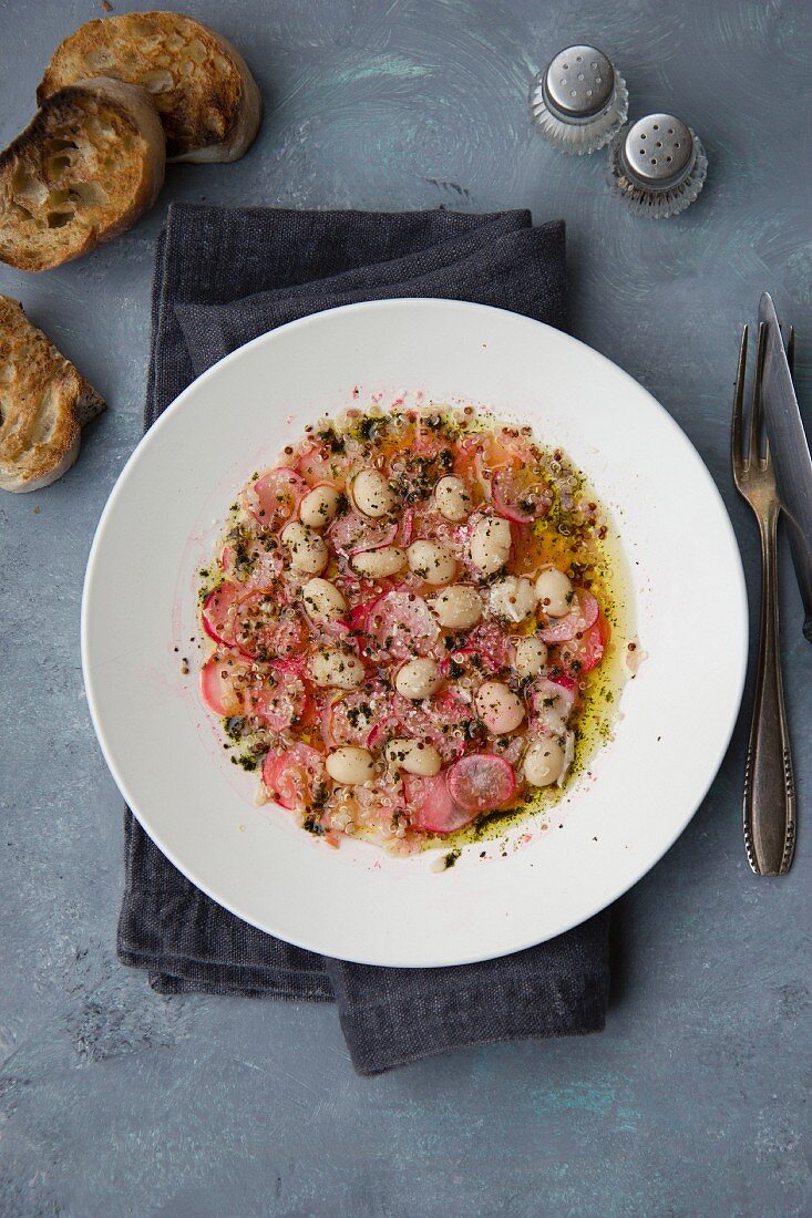 Radieschensalat mit weissen Bohnen, rotem Quinoa und Grünkohlpulver