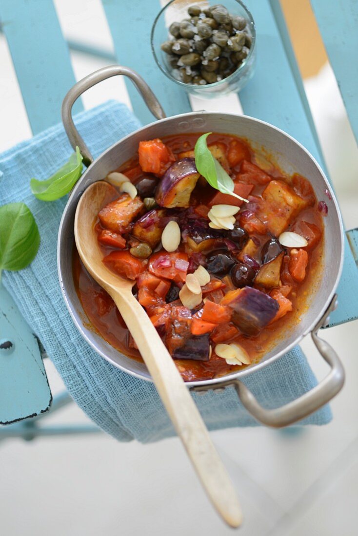 Caponata mit Mandelblättchen und Kapern