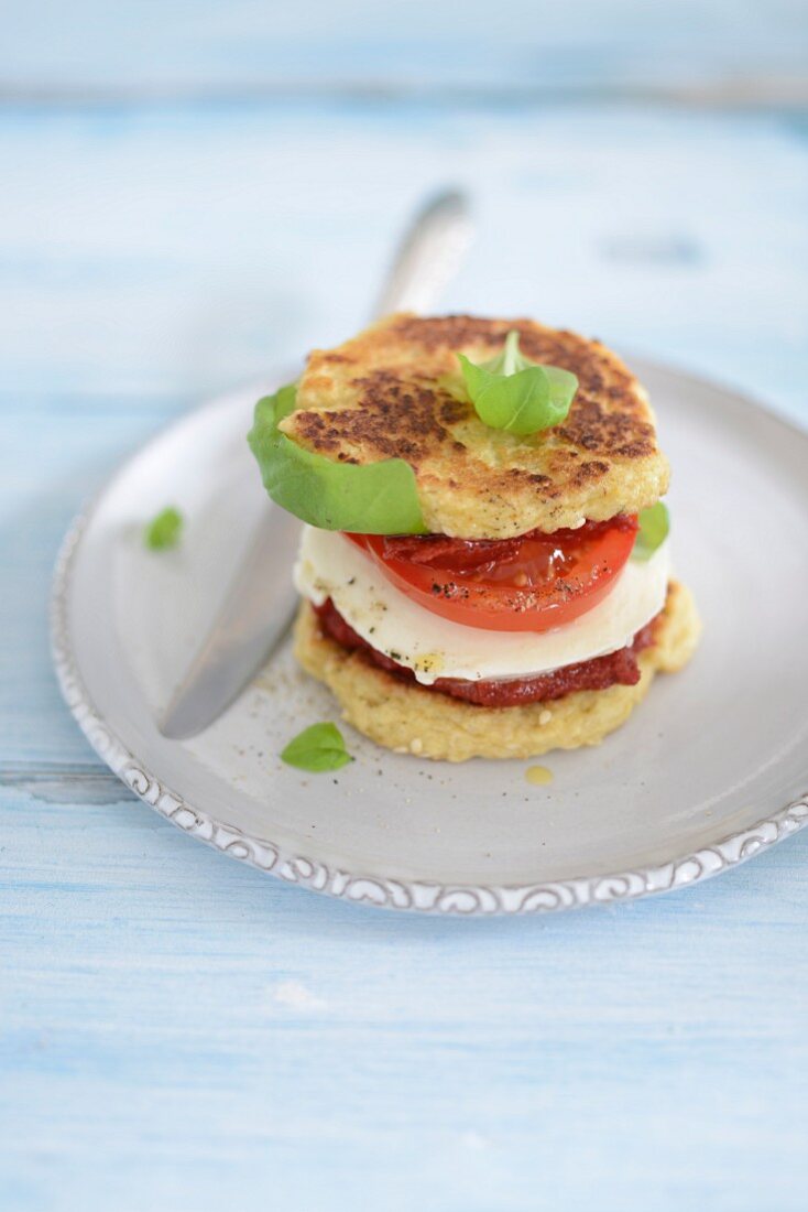 Mini-Burger mit Mozzarella und Tomate