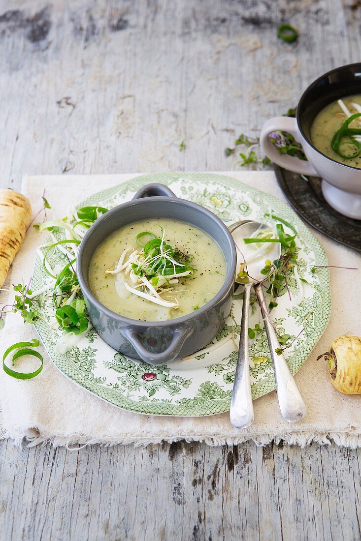 Grüne Thaicurry-Suppe mit Pastinake und Kokosmilch