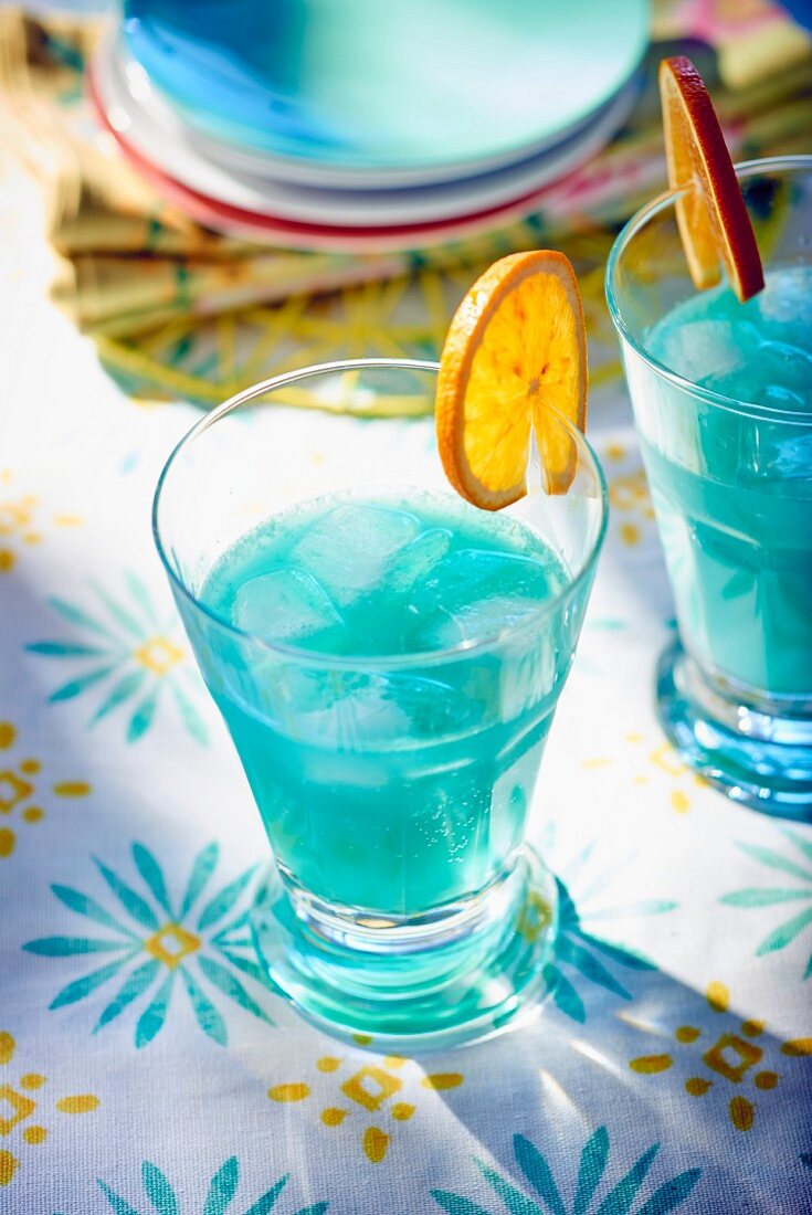 Blaue Cocktails mit Orangenscheibe