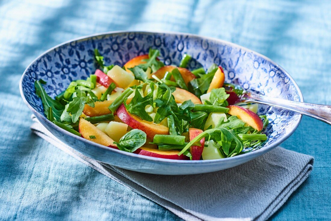 Kartoffelsalat mit grünen Bohnen, Pfirsichen und Rucola