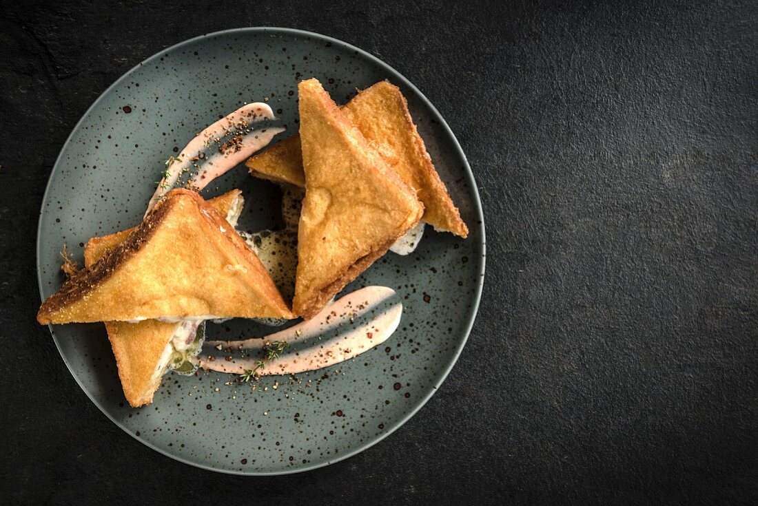 Hausgemachter French Toast mit Käsecreme und Schinken
