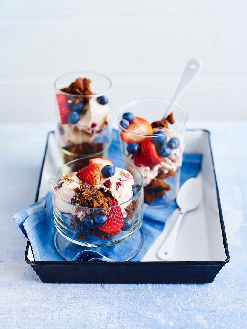 Eisbecher mit Weihnachtskuchen und Beeren