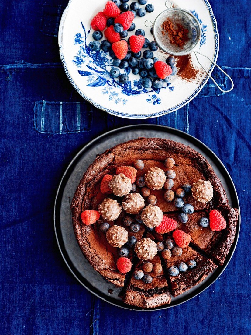 Schokoladenkuchen mit Beeren und Schokoladenkugeln