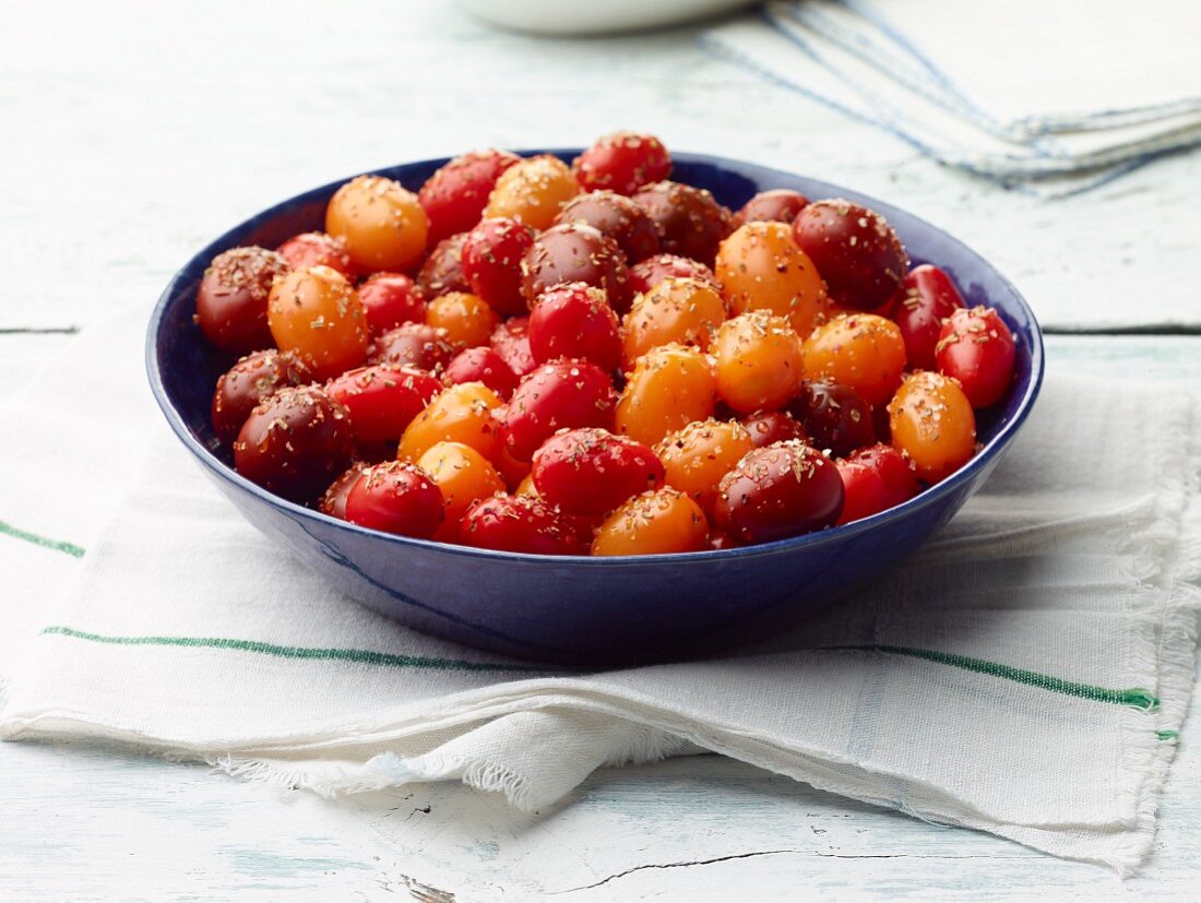 Bunte Tomaten mit mediterranem Kräutersalz