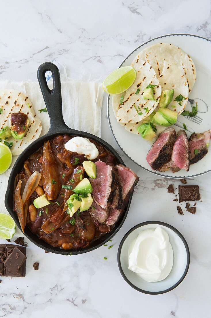 Mexican chili with chocolate and rump steak with tortillas