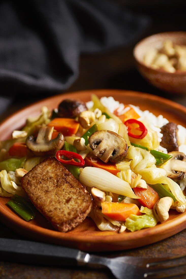 Gemüsepfanne mit Champignons, Chili, Cashews und mariniertem gebratenem Tofu (Asien)