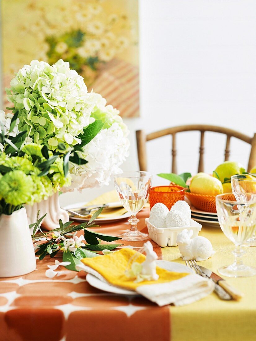 Gedeckter Tisch zum Osterlunch