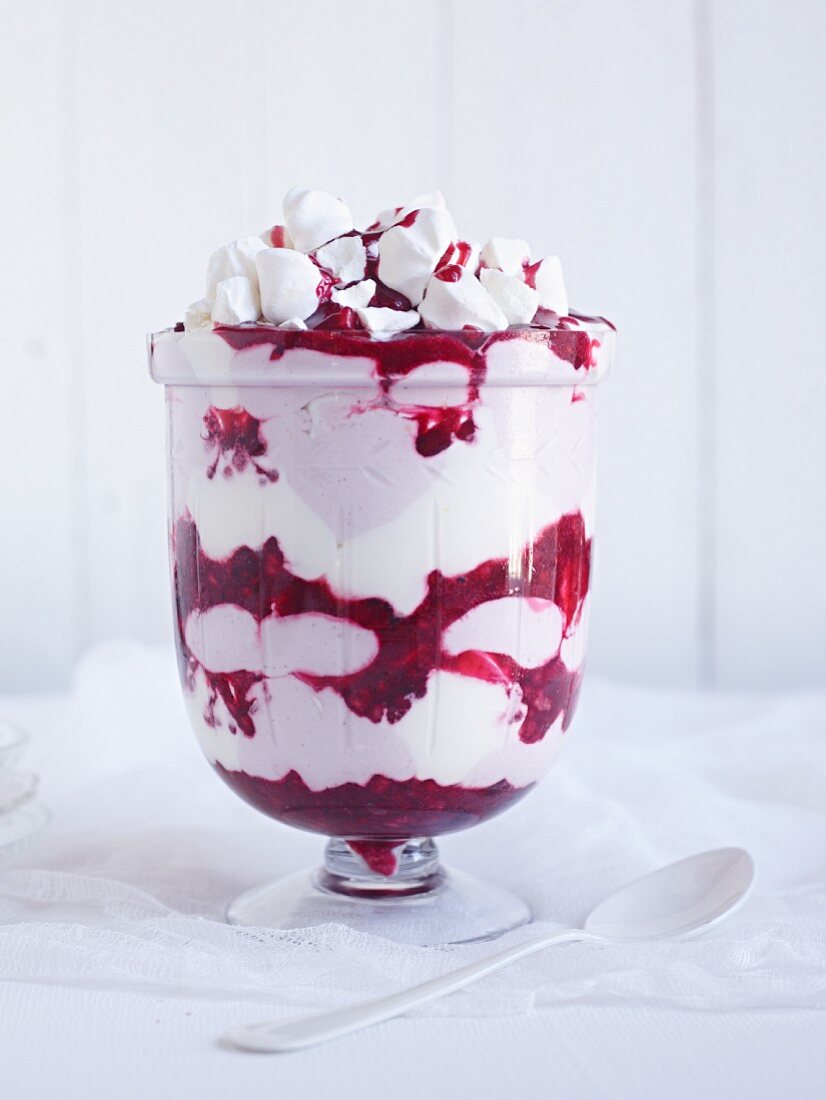 Himbeer-Joghurt-Trifle mit Baiser
