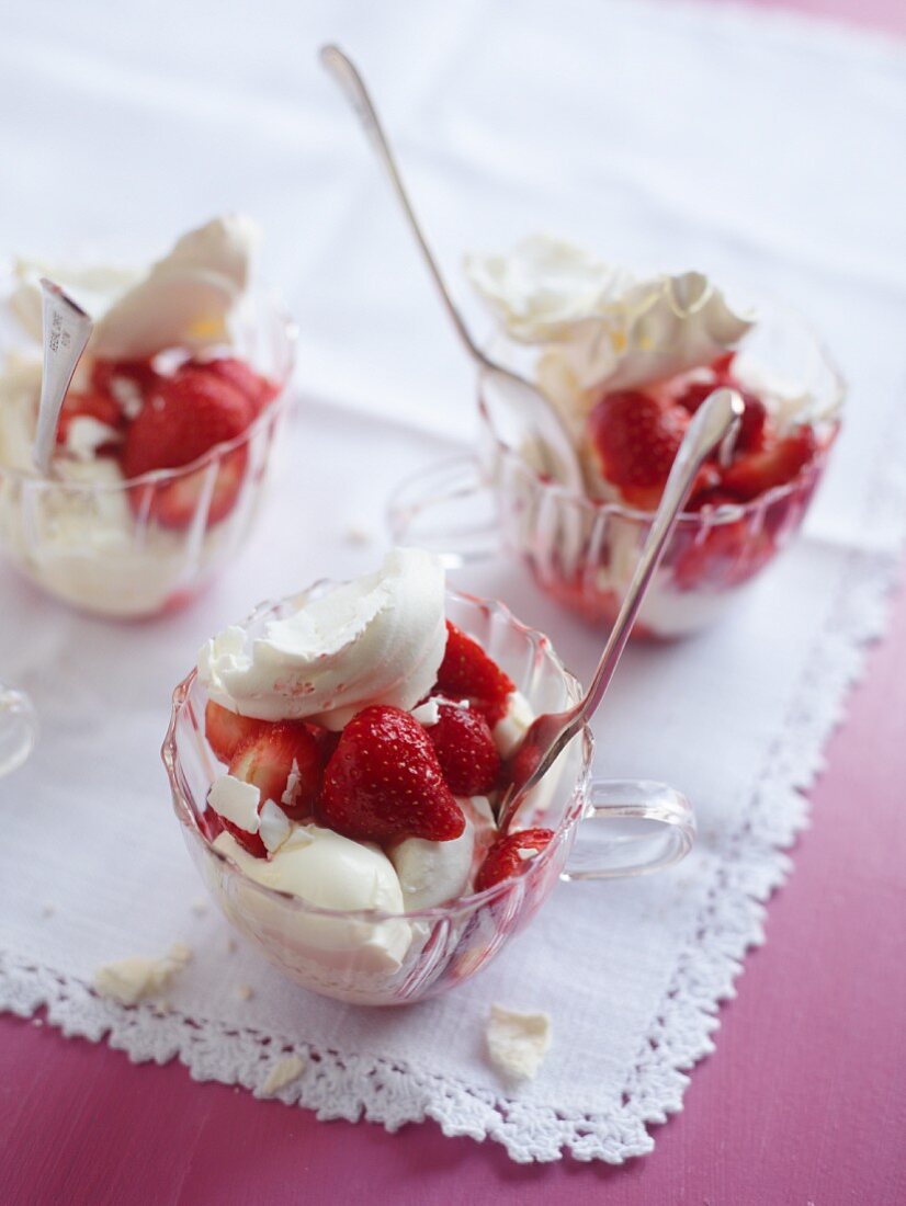 Pavlova trifle with strawberries and mascarpone