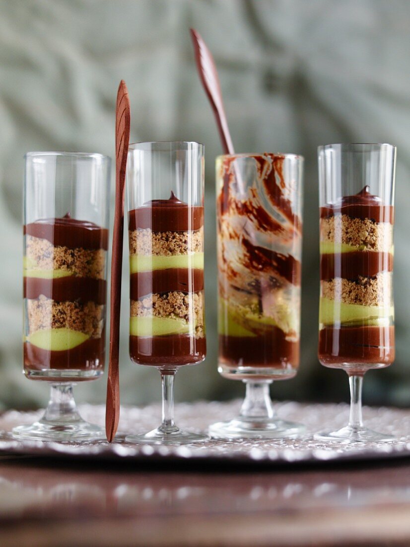 Veganes Schokoladen-Avocado-Trifle im Glas