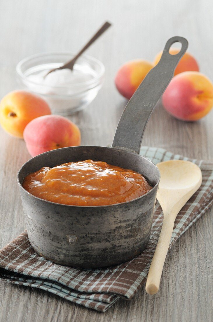 Apricot jam in the stewed pot
