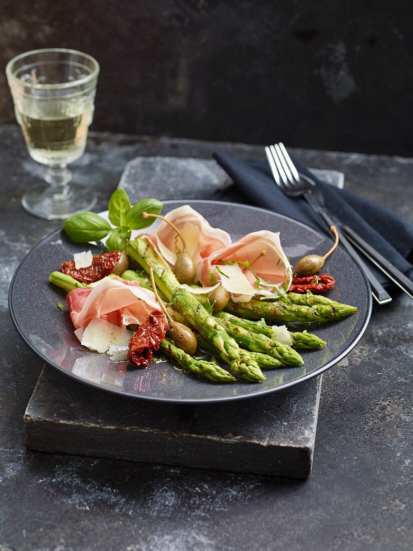 Gegrillter Spargel mit Schafskäse, Prosciutto und Kapern