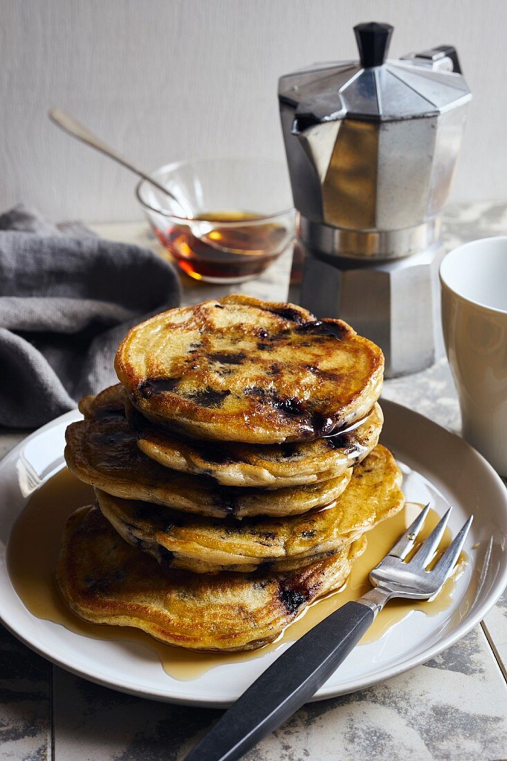 Ein Stapel Heidelbeer-Pancakes mit Ahornsirup