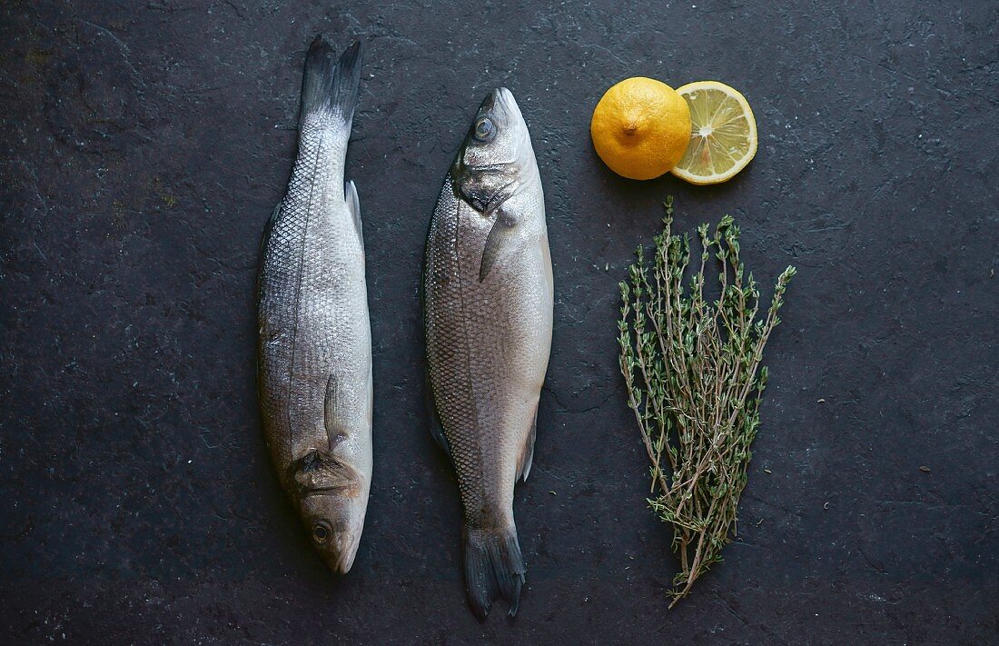 Fish with sliced lemons and rosemary