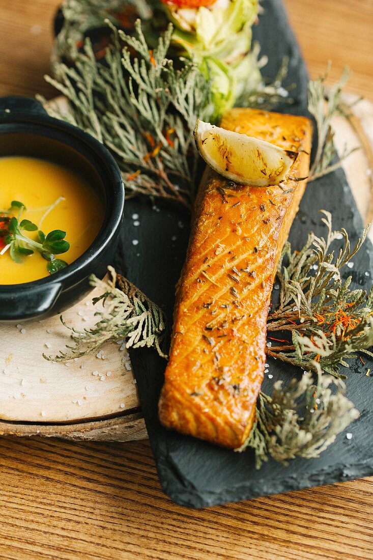 Lachs mit geschmolzener Butter und Zitronenschnitz