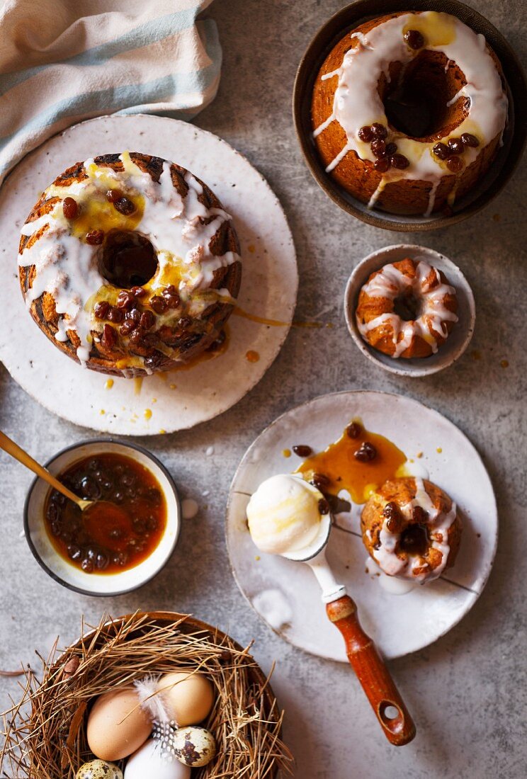 Hot Cross Cake mit Rum-Rosinen-Sauce und Vanilleeis