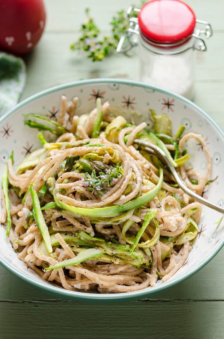 Dinkelspaghetti mit Spargelstreifen und Thymian