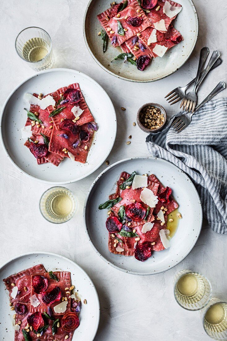 Vegetarische Rote-Bete-Ravioli mit Pinienkernen und Parmesan (Aufsicht)