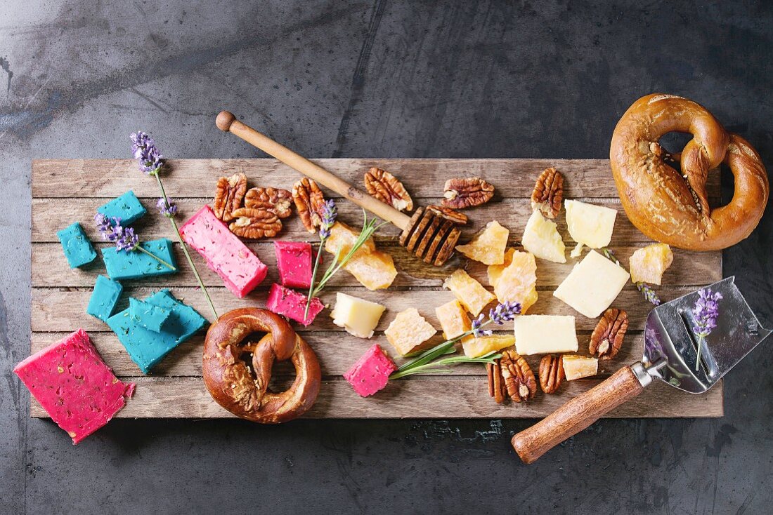 Holländische Käseplatte mit rosa Basilikum-Käse, blauem Lavendel-Käse, jungem und gereiftem Käse