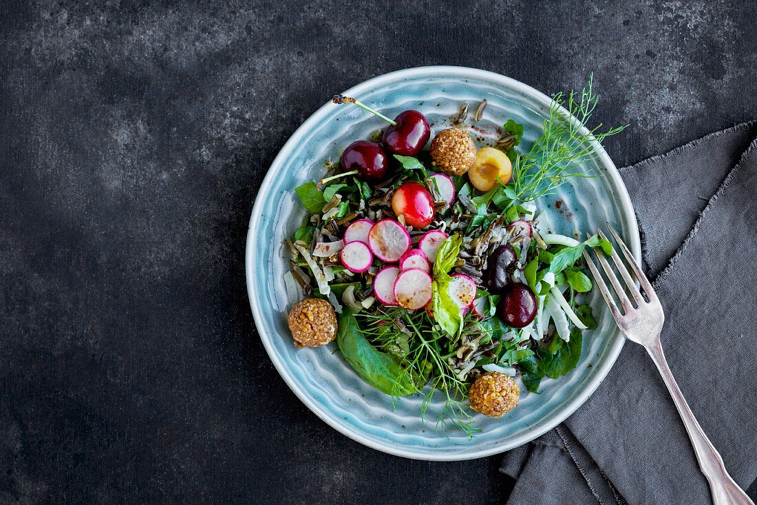 Wildreissalat mit Kirschen und Hibiskus-Vinaigrette (Aufsicht)