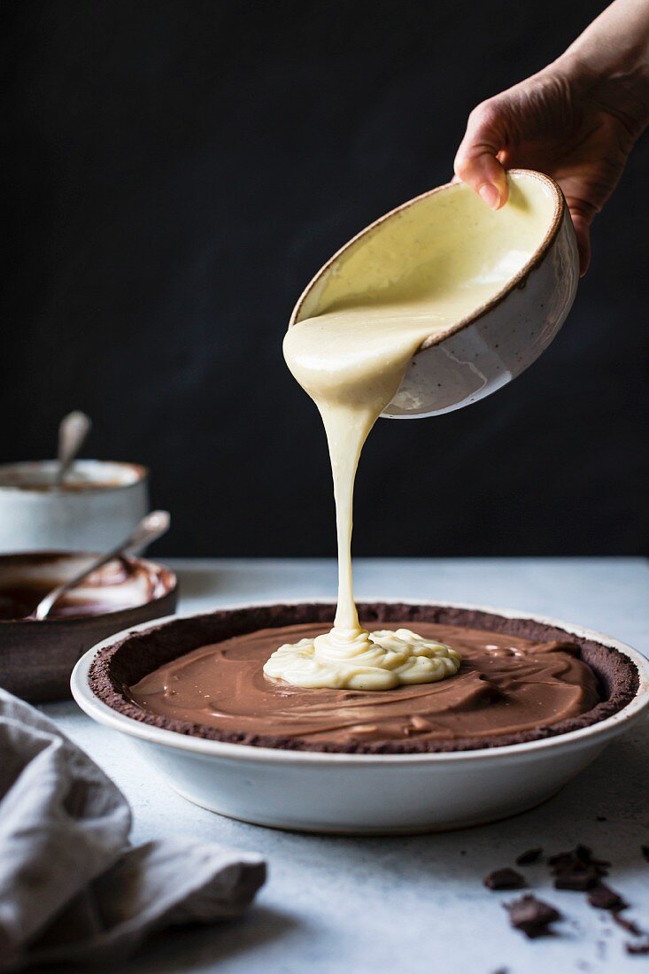 Chocolate Pie zubereiten: Pie mit weisser Schokolade füllen