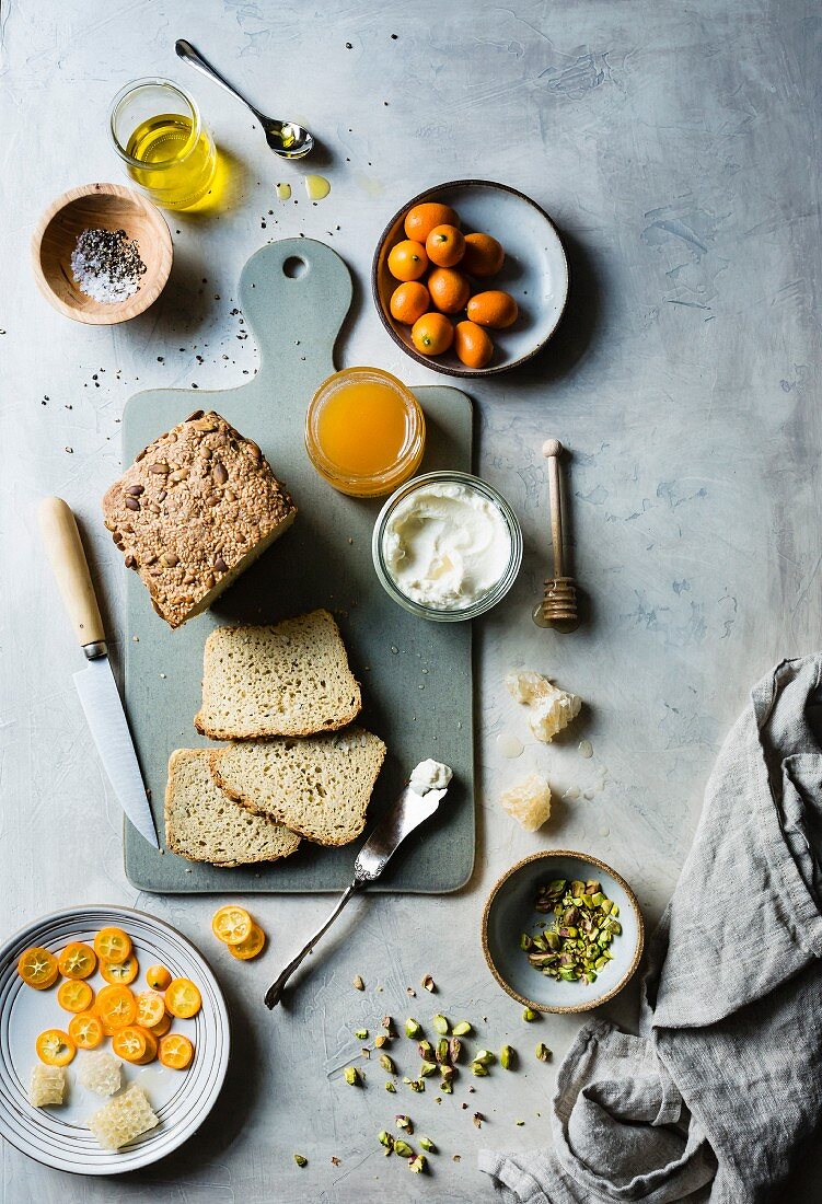 Zutaten für süsse Brote mit Kumquats, Honig und Pistazien (Aufsicht)