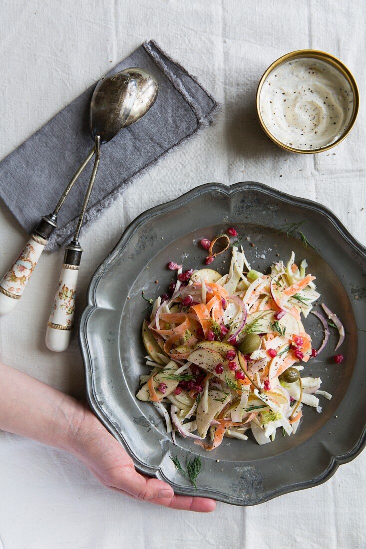 Fenchel-Coleslaw auf silberner Servierplatte (Aufsicht)