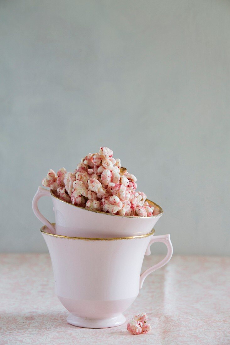 Himbeer-Popcorn in Vintage-Tassen